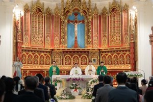 GP.Hưng Hóa - Đức Cha Phụ Tá Phaolô Nguyễn Quang Đĩnh về thăm mục vụ Giáo xứ Phù Lỗ và chủ sự Thánh lễ tạ ơn Thiên Chúa cùng 29 đôi hôn nhân