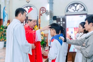 GP.Hưng Hóa - Thánh lễ Ban Bí tích Thêm Sức cho 73 em Thiếu nhi Giáo xứ Lũng Hiền