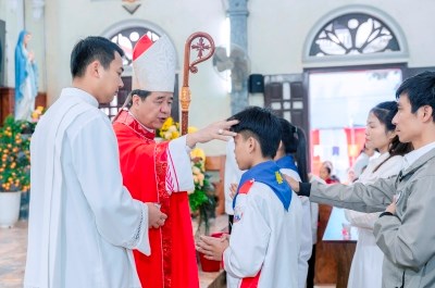 GP.Hưng Hóa - Thánh lễ Ban Bí tích Thêm Sức cho 73 em Thiếu nhi Giáo xứ Lũng Hiền