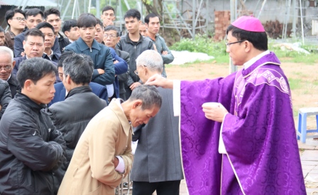 GP.Hưng Hóa - Đức Cha Phụ Tá Phaolô Nguyễn Quang Đĩnh cử hành Lễ Tro tại Giáo xứ Yên Tập