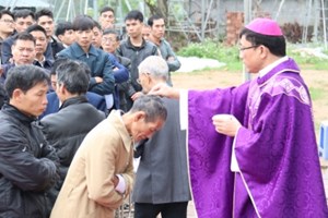 GP.Hưng Hóa - Đức Cha Phụ Tá Phaolô Nguyễn Quang Đĩnh cử hành Lễ Tro tại Giáo xứ Yên Tập