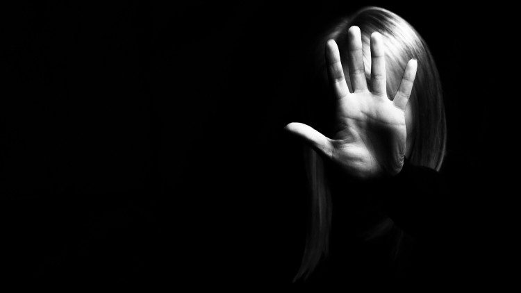 Đức Thánh Cha: Đừng bao giờ xem nhẹ bạo lực đối với phụ nữ; đừng sợ hãi tố cáo nó