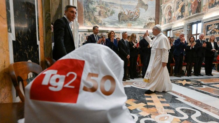 Đức Thánh Cha kêu gọi các nhà báo giúp thế giới nhận ra khuôn mặt của chiến tranh