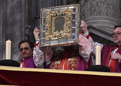 Chiêm ngắm “Khăn Thánh Veronica” tại Đền thờ Thánh Phêrô