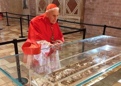 Hồng y 97 tuổi viếng di hài Thánh Phanxicô