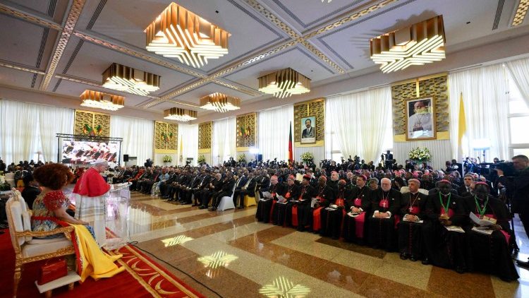 [Tông du Camerun] Đức Thánh Cha Lêô XIV gặp gỡ chính quyền, xã hội dân sự và ngoại giao đoàn