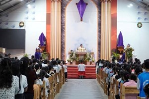 GP.Hưng Hóa - Thánh Lễ Thứ Năm Tuần Thánh Tại Giáo Xứ Phù Lao