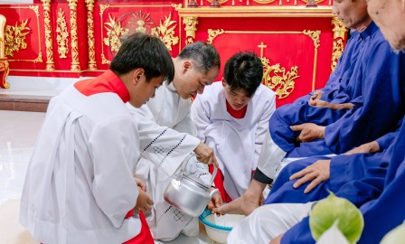 GP.Hưng Hóa - Thánh lễ Tiệc Ly tại Giáo xứ Đồng Cạn: Tưởng niệm tình yêu tự hiến của Chúa Giêsu