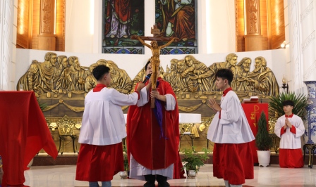 GP.Hưng Hóa - Giáo Xứ Cát Ngòi Cử Hành Thứ Sáu Tuần Thánh – Suy Tôn Thánh Giá Chúa Kitô