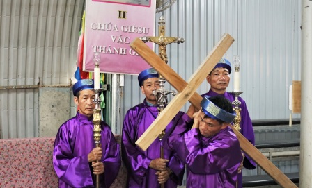 GP.Hưng Hóa - Nghi Thức Thứ Sáu Tuần Thánh Tại Giáo Xứ Trại Sơn