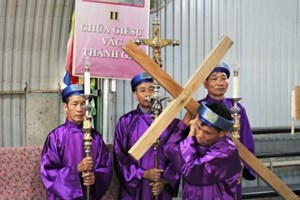 GP.Hưng Hóa - Nghi Thức Thứ Sáu Tuần Thánh Tại Giáo Xứ Trại Sơn