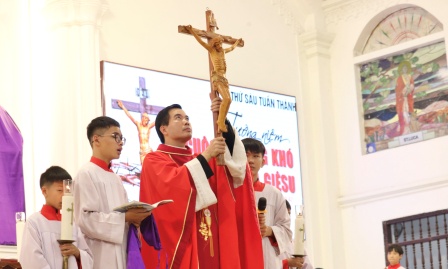 GP.Hưng Hóa - Nghi thức Phụng vụ Thứ Sáu Tuần Thánh tại Giáo xứ Hoàng Xá