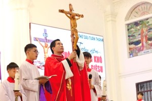 GP.Hưng Hóa - Nghi thức Phụng vụ Thứ Sáu Tuần Thánh tại Giáo xứ Hoàng Xá