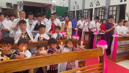 GP.Hưng Hóa - Giáo xứ Yên Châu mừng Đại lễ Phục Sinh – 59 anh chị em dự tòng lãnh nhận các Bí tích Khai tâm Kitô giáo