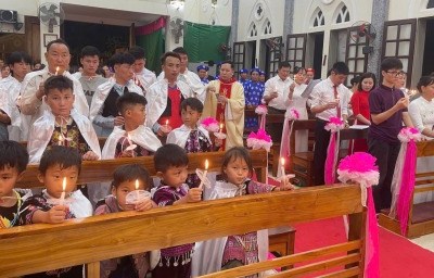 GP.Hưng Hóa - Giáo xứ Yên Châu mừng Đại lễ Phục Sinh – 59 anh chị em dự tòng lãnh nhận các Bí tích Khai tâm Kitô giáo