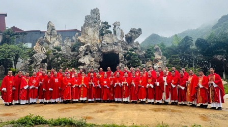 GP.Hưng Hóa - Quý cha Khóa VIII Đại Chủng viện Hà Nội mừng lễ quan thầy tại Nhà thờ Mộc Châu