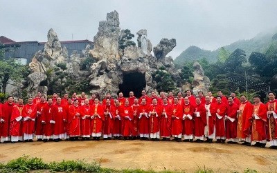 GP.Hưng Hóa - Quý cha Khóa VIII Đại Chủng viện Hà Nội mừng lễ quan thầy tại Nhà thờ Mộc Châu