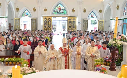GP.Hưng Hóa - Thánh lễ tạ ơn, làm phép chuông và kỷ niệm kim khánh hôn phối tại giáo xứ Cát Ngòi