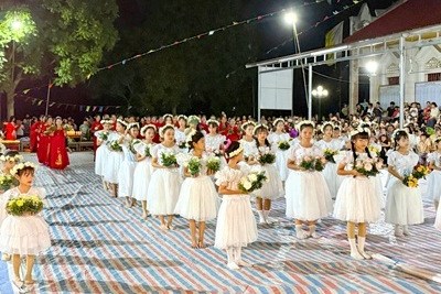 GP.Hưng Hóa - Chuẩn xứ Đồng Hoa sốt sắng dâng hoa kính Đức Mẹ trong Chúa nhật VII Phục Sinh