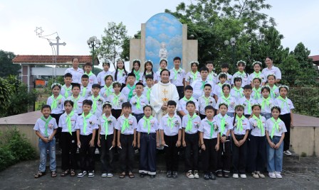 GP.Hưng Hóa - Giáo xứ Nhân Nghĩa: Hồng ân 46 em lãnh nhận Bí tích Hòa Giải và Rước lễ lần đầu