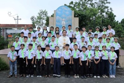 GP.Hưng Hóa - Giáo xứ Nhân Nghĩa: Hồng ân 46 em lãnh nhận Bí tích Hòa Giải và Rước lễ lần đầu