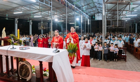 GP.Hưng Hóa - Giáo xứ Xuân Thành long trọng rước kiệu, dâng hoa kính Đức Mẹ và cử hành Lễ Vọng Chúa Thánh Thần