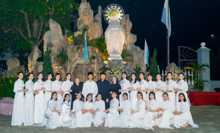 GP.Hưng Hóa - Hiệp hành trong tháng Hoa: Giáo xứ Bách Lộc dâng hoa kính Đức Mẹ tại Giáo xứ Vĩnh Thọ