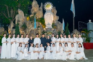 GP.Hưng Hóa - Hiệp hành trong tháng Hoa: Giáo xứ Bách Lộc dâng hoa kính Đức Mẹ tại Giáo xứ Vĩnh Thọ