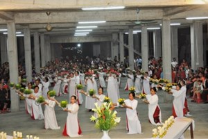 GP.Hưng Hóa - Giáo xứ Trại Sơn: Rước hoa và cung nghinh Đức Mẹ khai mạc tháng Hoa