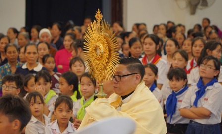 GP.Hưng Hóa - Giáo Xứ Hoàng Xá Long Trọng Cung Nghinh Thánh Thể Và Cử Hành Thánh Lễ Kính Mình Và Máu Thánh Chúa Kitô