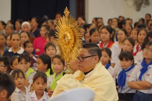 GP.Hưng Hóa - Giáo Xứ Hoàng Xá Long Trọng Cung Nghinh Thánh Thể Và Cử Hành Thánh Lễ Kính Mình Và Máu Thánh Chúa Kitô