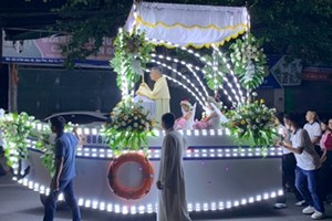 GP.Hưng Hóa - Giáo Xứ Việt Trì: Lần Đầu Tiên Tổ Chức Cung Nghinh Thánh Thể Ra Bên Ngoài Khuôn Viên Giáo Xứ
