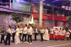 GP.Hưng Hóa - Giáo xứ Yên Bái long trọng tổ chức rước kiệu Đức Mẹ trên đường phố bế mạc Tháng Hoa kính Đức Mẹ