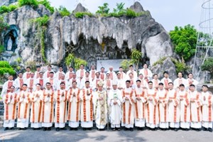 GP.Hưng Hóa - Giáo phận  Thánh lễ Truyền chức Phó tế cho 15 thầy tại Nhà thờ Chính tòa Sơn Lộc