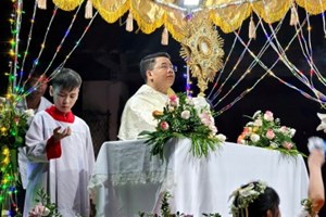 GP.Hưng Hóa - Giáo xứ Tân Thịnh: Thánh lễ và cuộc cung nghinh Thánh Thể trong niềm tin và lòng mến