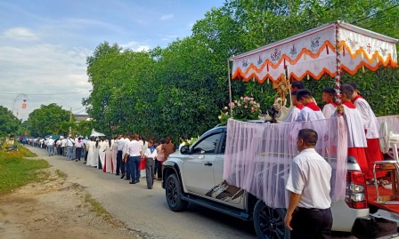 GP.Hưng Hóa - Giáo xứ Tuyên Quang long trọng cung nghinh Thánh Thể Chúa